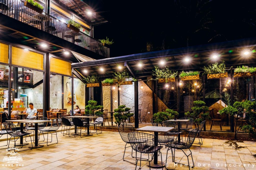 qu&aacute;n cafe bach dương được trang tr&iacute; đơn giản, c&ugrave;ng b&agrave;n ghế sắt đơn giản v&agrave; gi&agrave;n hoa được treo dễ thương tại Măng Đen