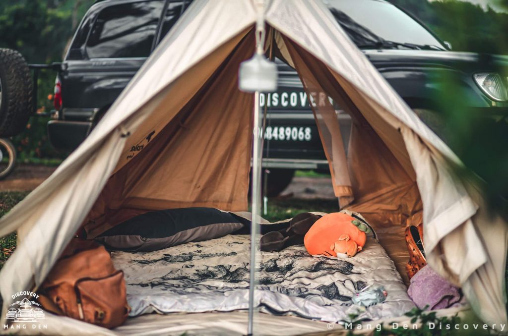 bên trong lều camping Măng Đen có nệm, chăn và đồ ngủ được chuẩn bị