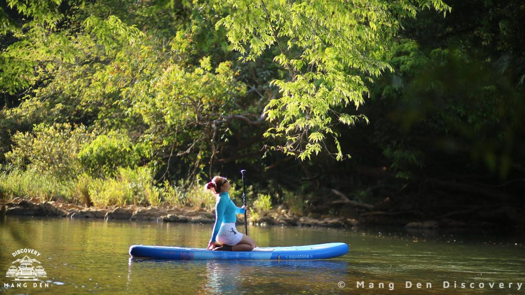 Măng Đen Ở Đ&acirc;u: trải nghiệm ch&egrave;o SUP tr&ecirc;n mặt nước trong khu du lịch sinh th&aacute;i Măng Đen