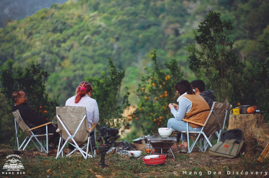 Cảnh hai bên đường vào khu cắm trại Măng Đen Discovery Retreat tại Măng Đen