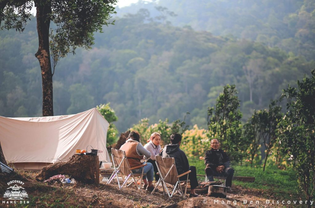 Xe địa hình đưa khách vào khu cắm trại Măng Đen Discovery Retreat tại Măng Đen