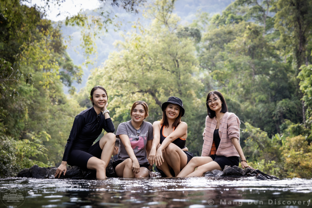 4 c&ocirc; g&aacute;i tham gia tour 3n2d trekking camping măng đen chụp ảnh tại bờ suối xa xa l&agrave; n&uacute;i rừng trong khu măng đen discovery retreat tại 37 hộ