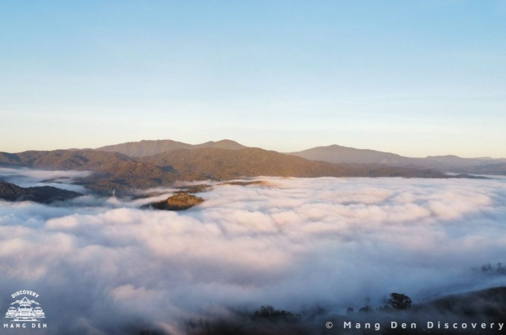 Sàn mái tại quán Topview Măng Đen với góc săn mây vô cực