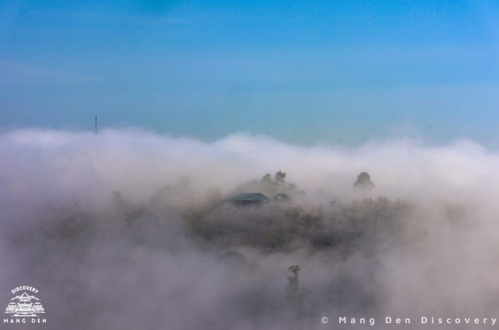 Du khách tham gia tour săn mây cùng Măng Đen Discovery