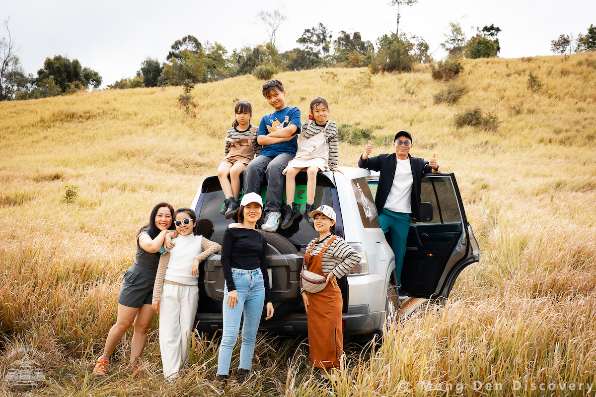 2 ng&agrave;y 1 đ&ecirc;m ở Măng Đen: gia đ&igrave;nh v&agrave; nh&oacute;m bạn chụp ảnh b&ecirc;n xe tr&ecirc;n đồi cỏ