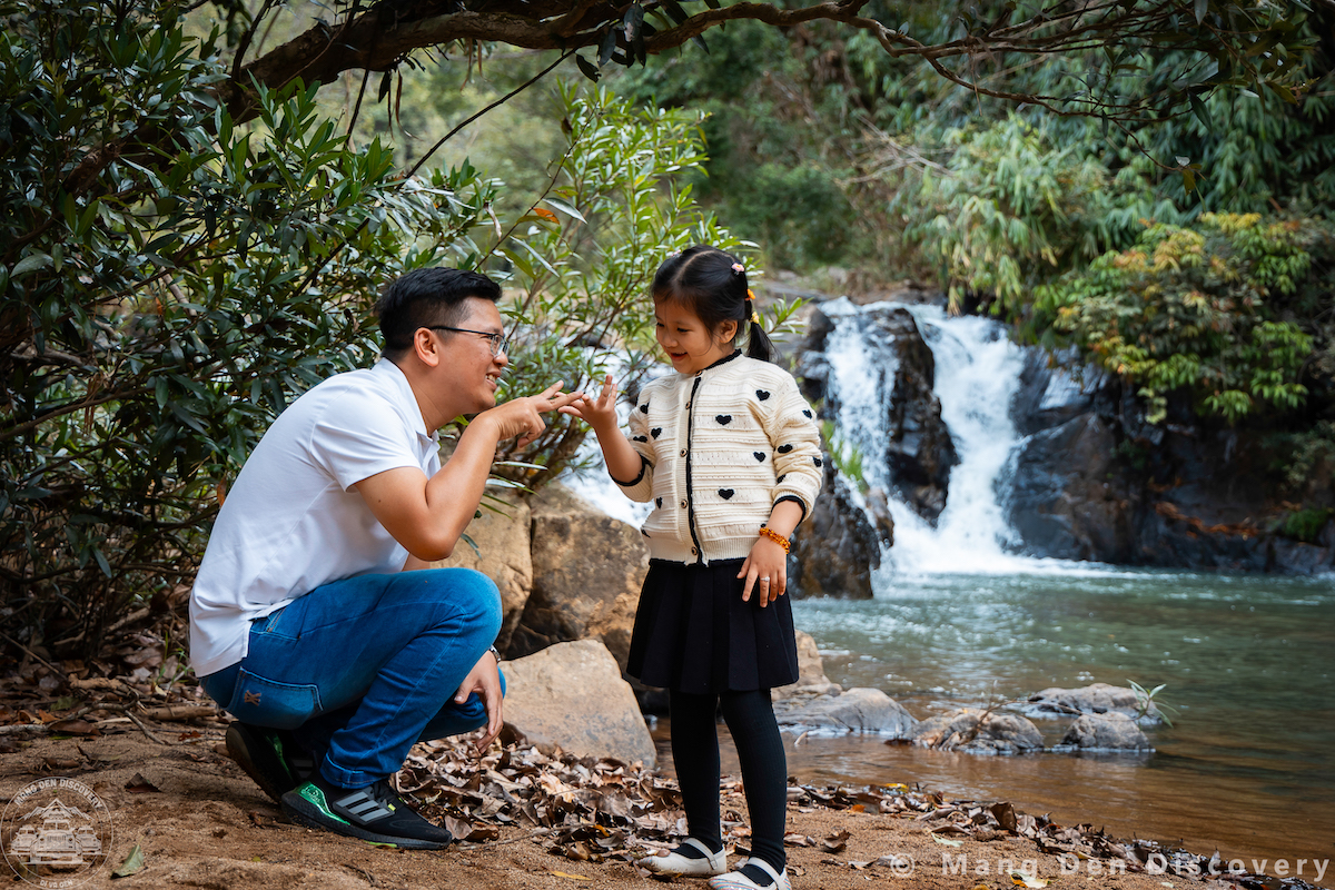 Từ s&acirc;n bay Pleiku về Măng Đen: cha v&agrave; b&eacute; dừng ch&acirc;n b&ecirc;n th&aacute;c nước trong h&agrave;nh tr&igrave;nh gia đ&igrave;nh