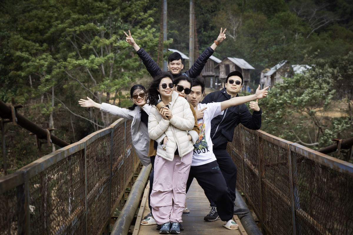 Lần đầu đi Măng Đen n&ecirc;n đi mấy ng&agrave;y: nh&oacute;m du kh&aacute;ch chụp ảnh tr&ecirc;n cầu treo trong h&agrave;nh tr&igrave;nh Măng Đen