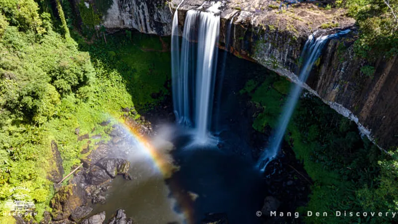 thác k50 trong góc chụp của flycam với dòng thác như dải lụa trắng đổ từ trên cao xuống suối, xung quanh là rừng cây, có thể ngắm cầu vòng tùy vào ánh nắng