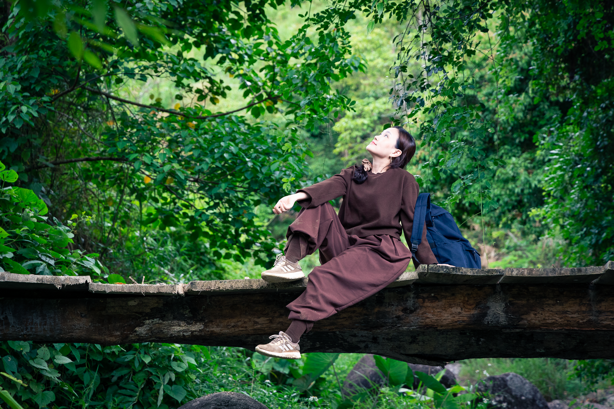 Khách nghỉ trên thân cây giữa rừng trong cung trekking Măng Đen