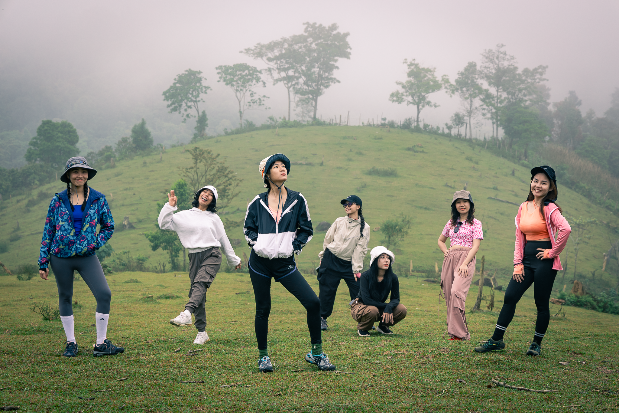 Săn m&acirc;y Măng Đen: nh&oacute;m du kh&aacute;ch chụp ảnh tr&ecirc;n đồi cỏ trong sương m&ugrave; buổi s&aacute;ng