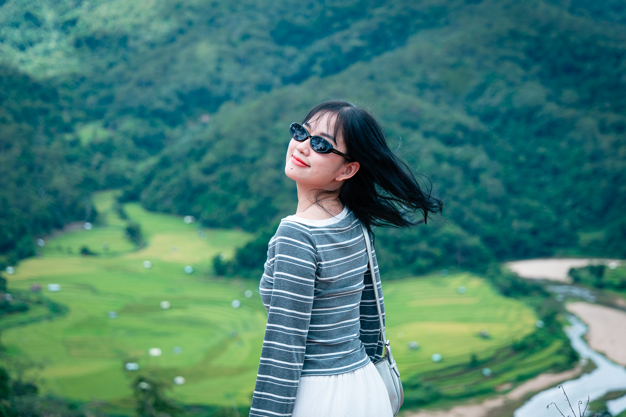 Du khách ngắm thung lũng xanh trong hành trình tour Dạo bước Măng Đen