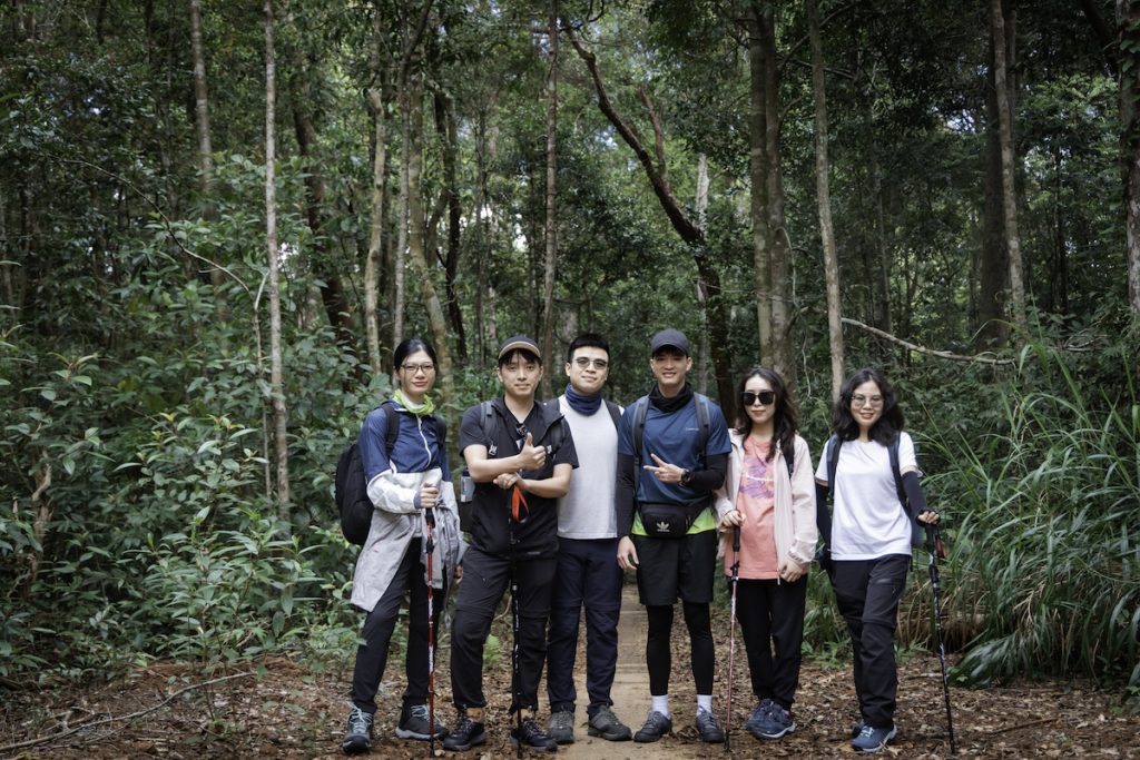 Nhóm khách đi trong rừng khi tham gia tour K50