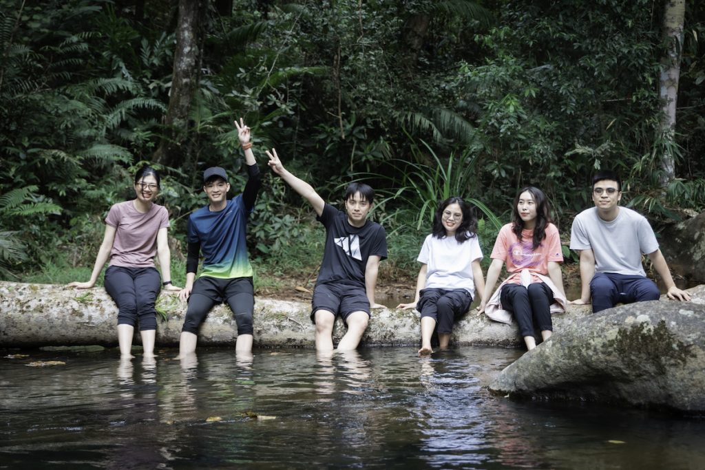 Đoàn khách nghỉ chân bên suối khi trekking K50