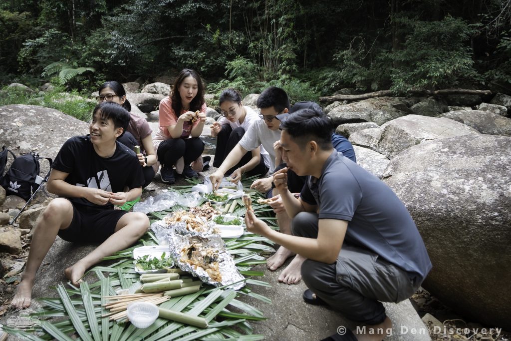 Đoàn khách ăn trưa bên suối trong chuyến trekking K50