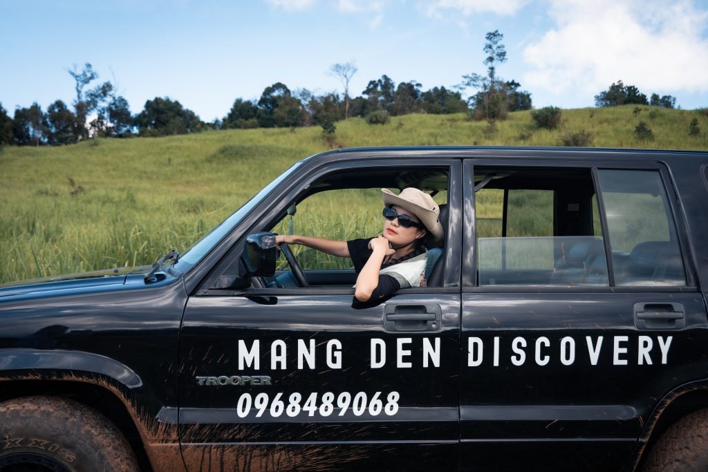 Măng Đen Ở Đ&acirc;u: xe địa phương chạy qua đồi cỏ tr&ecirc;n cung đường kh&aacute;m ph&aacute; Măng Đen