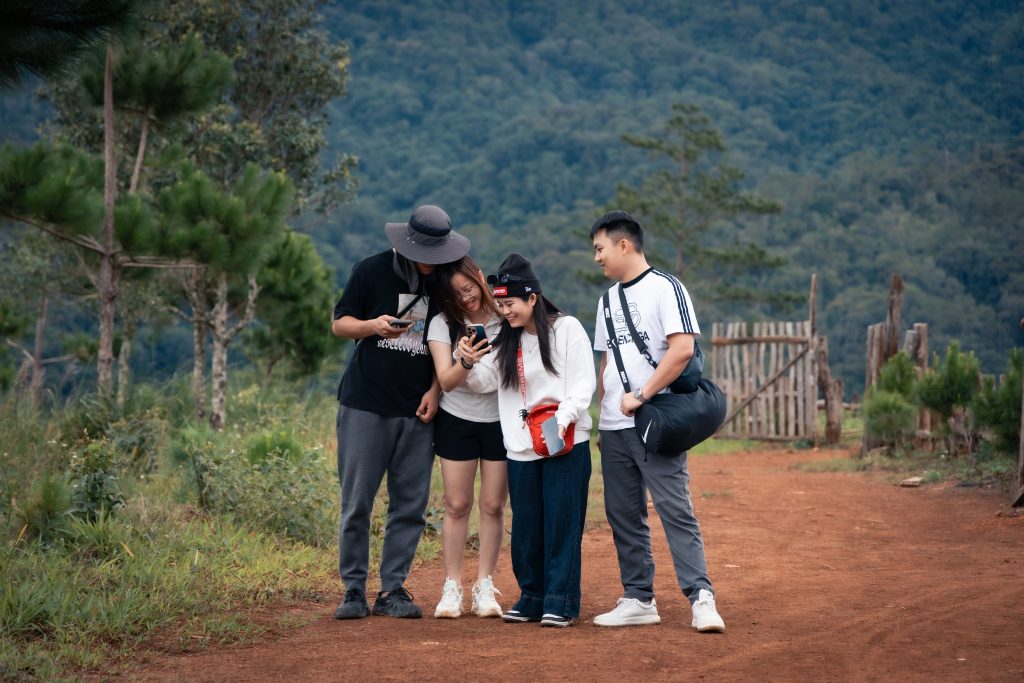 nhóm khách trao đổi lịch trình trong tour Măng Đen
