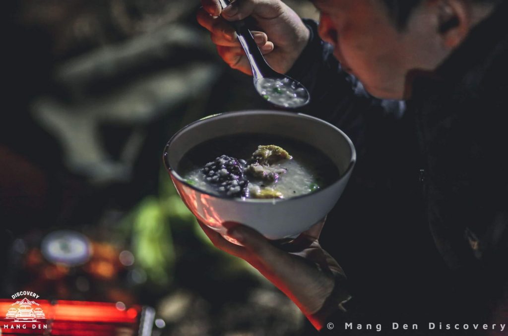 Review Măng Đen – chuẩn bị bữa ăn ngoài trời trong tour trekking giữa rừng