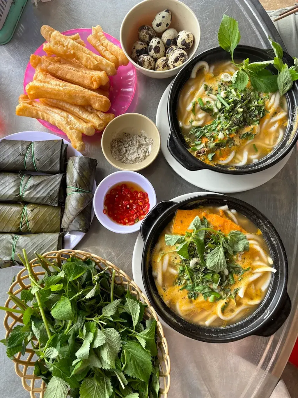 set m&oacute;n b&aacute;nh canh c&aacute; l&oacute;c với rau quẩy v&agrave; chả tại A Kay 7