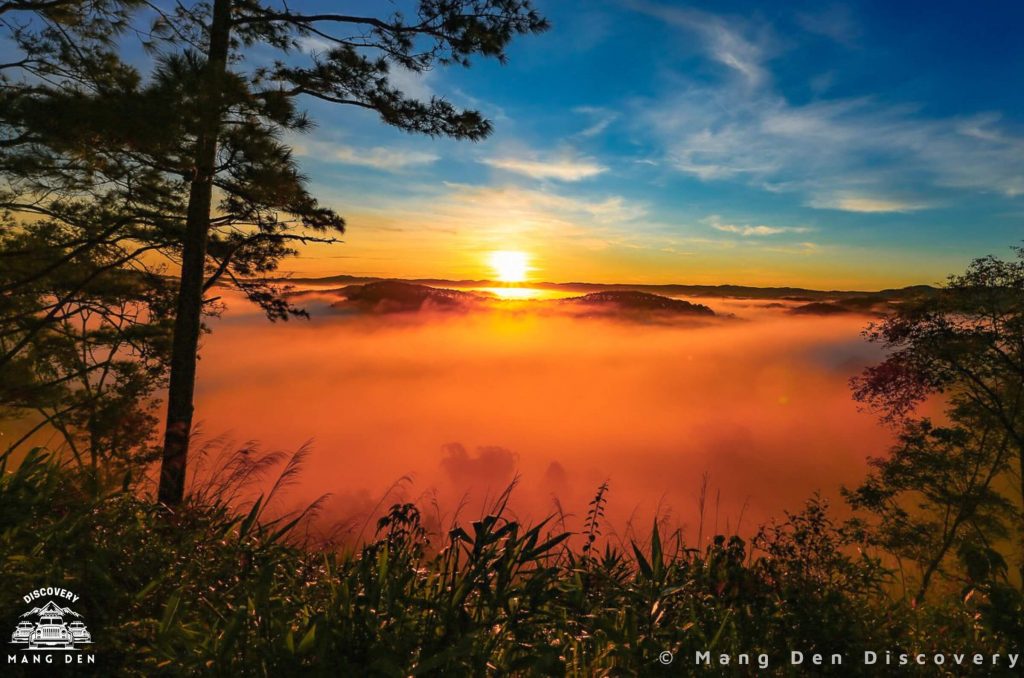 Review Măng Đen – ánh hoàng hôn phủ vàng đồi núi và rừng cây tại Măng Đen