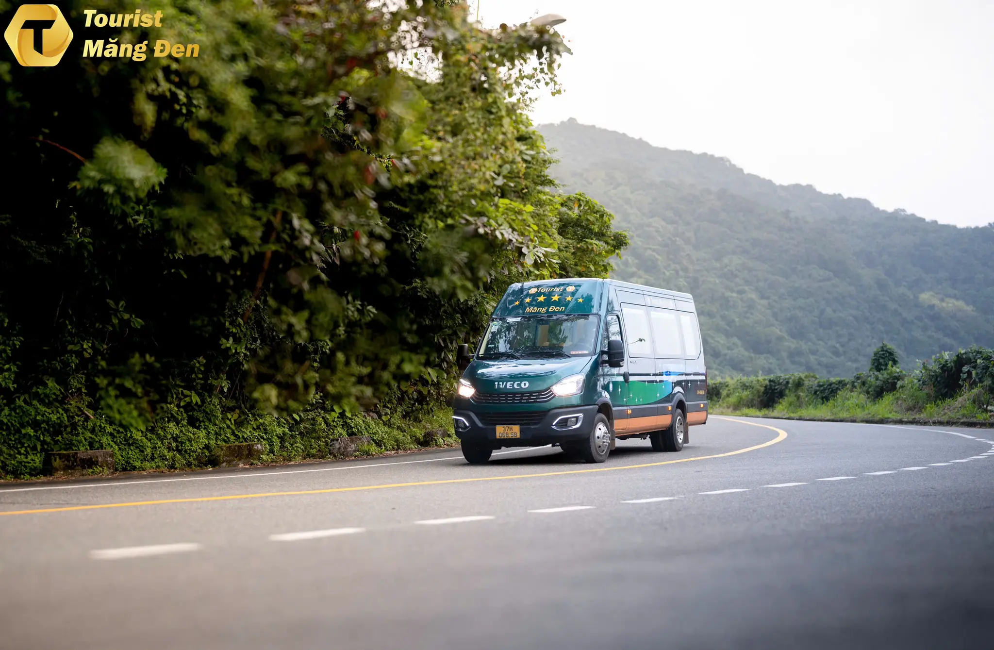 Từ Đ&agrave; Nẵng đi Măng Đen: xe du lịch chạy tr&ecirc;n cung đường xanh hướng về Măng Đen