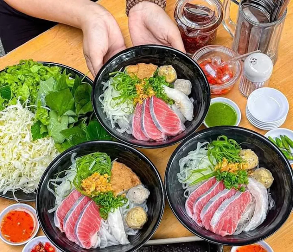 ba tô bún cá Thiên Hương với cá ngừ và rau sống trên bàn gỗ