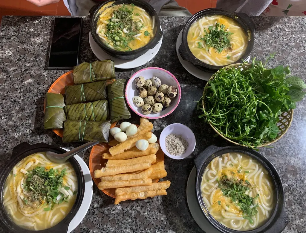 b&agrave;n ăn với nhiều t&ocirc; b&aacute;nh canh c&aacute; l&oacute;c v&agrave; rau ăn k&egrave;m tại b&aacute;nh canh c&aacute; l&oacute;c A Kay 7 Măng Đen