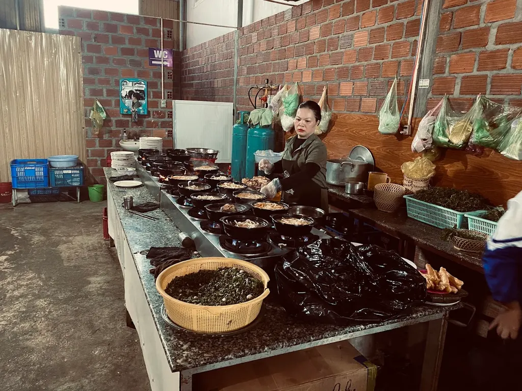khu vực bếp của qu&aacute;n A Kay 7 với nhiều thố b&aacute;nh canh đang chuẩn bị