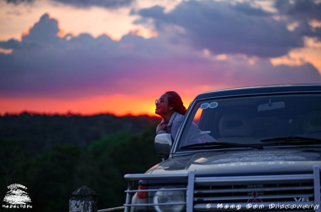 Tự l&aacute;i từ Quảng Ng&atilde;i đi Măng Đen: xe dừng b&ecirc;n ho&agrave;ng h&ocirc;n cao nguy&ecirc;n