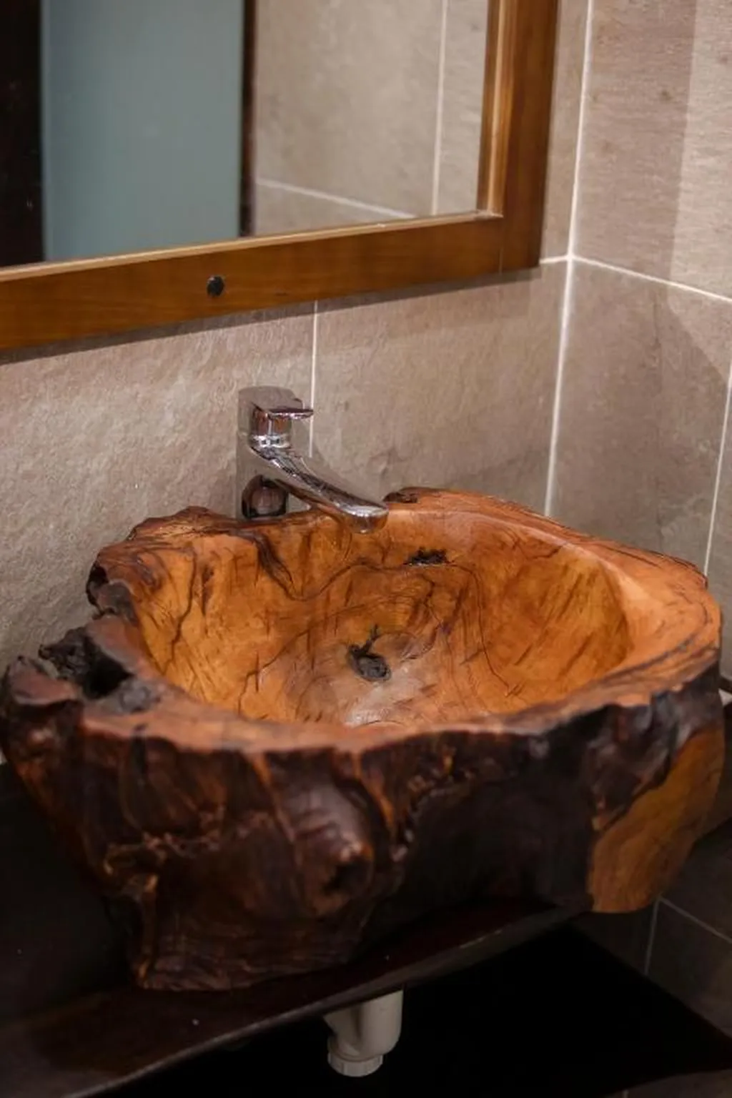 lavabo gỗ tạo điểm nhấn trong phòng tắm Casa Vanilla Măng Đen