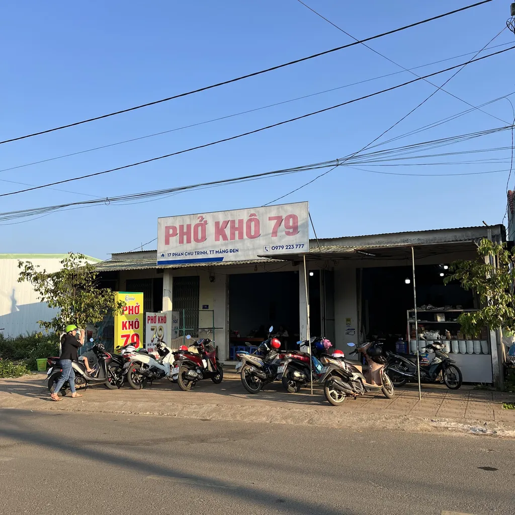 Mặt tiền Phở Kh&ocirc; 79 Măng Đen tại 17 Phan Chu Trinh v&agrave;o buổi s&aacute;ng