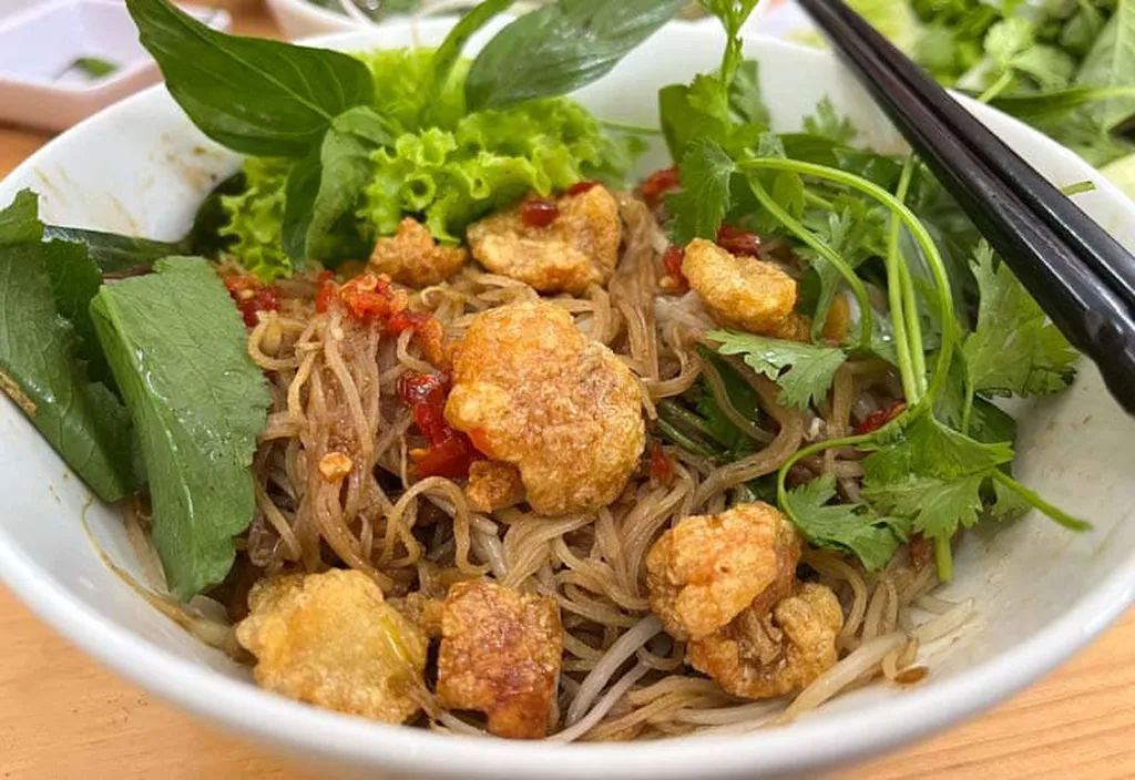 t&ocirc; phở kh&ocirc; Gia Lai với tốp mỡ hấp dẫn tại qu&aacute;n phở 79 Măng Đen