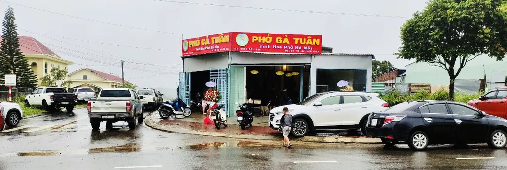 mặt tiền qu&aacute;n Phở G&agrave; Tu&acirc;n Măng Đen ngay g&oacute;c ng&atilde; tư V&otilde; Nguy&ecirc;n Gi&aacute;p Huỳnh Th&uacute;c Kh&aacute;ng Măng Đen dễ t&igrave;m, đồ ăn ngon