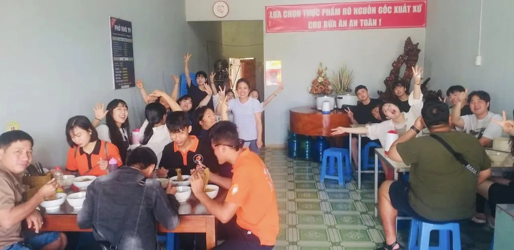 Kh&ocirc;ng gian Phở Kh&ocirc; 79 Măng Đen khi đ&ocirc;ng kh&aacute;ch v&agrave;o buổi s&aacute;ng