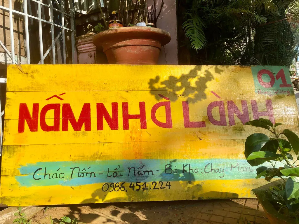Biển t&ecirc;n Nấm Nh&agrave; L&agrave;nh Măng Đen ph&iacute;a trước qu&aacute;n