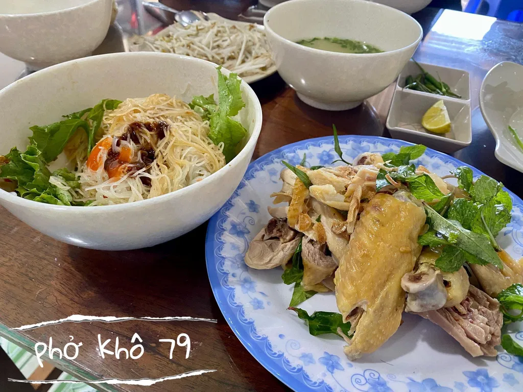 Một phần phở kh&ocirc; 79 Măng Đen k&egrave;m g&agrave; v&agrave; t&ocirc; nước d&ugrave;ng ri&ecirc;ng
