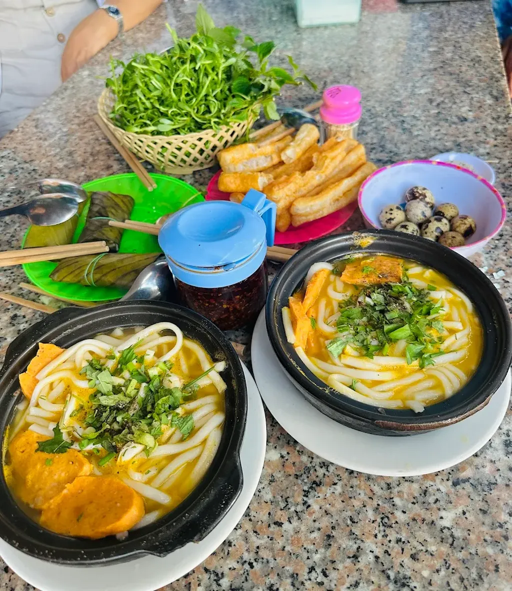 hai t&ocirc; b&aacute;nh canh c&aacute; l&oacute;c tr&ecirc;n b&agrave;n đ&aacute; c&ugrave;ng rau v&agrave; trứng c&uacute;t tại A Kay 7
