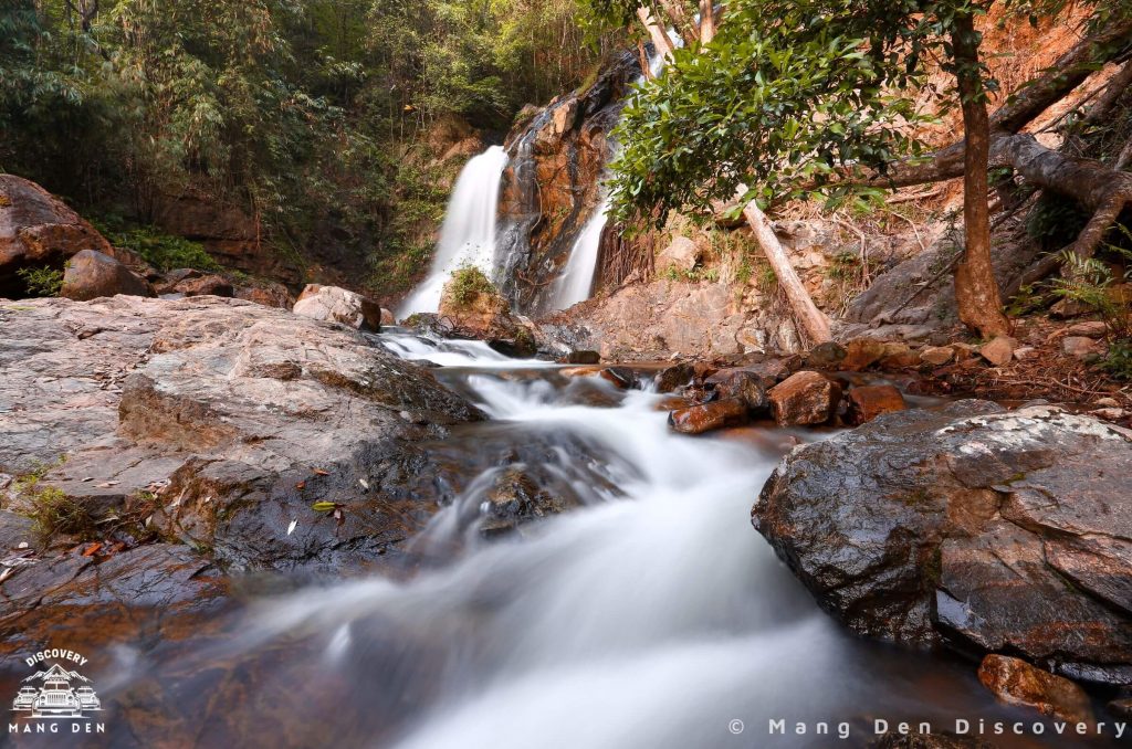 Măng Đen Ở Đ&acirc;u: th&aacute;c nước giữa rừng đ&aacute; v&agrave; c&acirc;y xanh trong khu vực Măng Đen