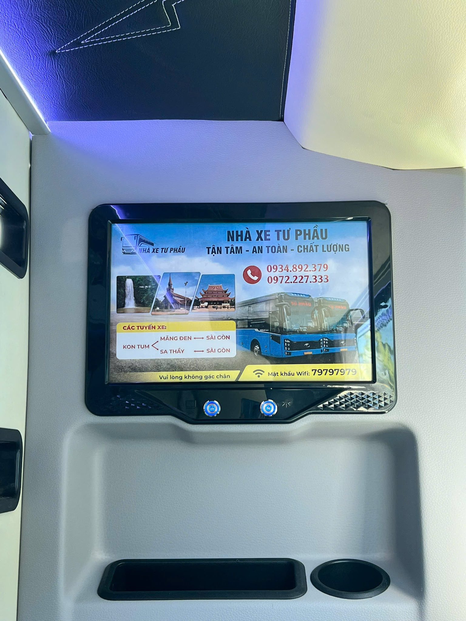 S&agrave;i G&ograve;n đi Măng Đen: khoang giường nằm limousine c&oacute; m&agrave;n h&igrave;nh giải tr&iacute; tr&ecirc;n xe Tư Phầu