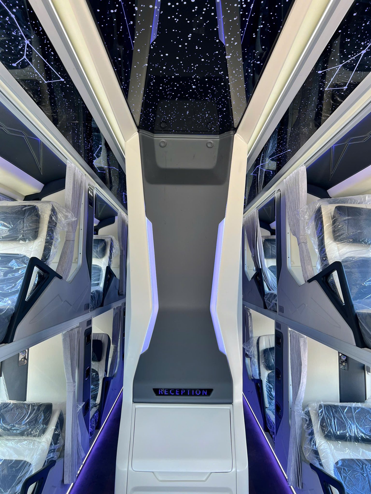 Limousine Đ&agrave; Nẵng Măng Đen: khoang ghế nằm tiện nghi b&ecirc;n trong xe kh&aacute;ch đường d&agrave;i