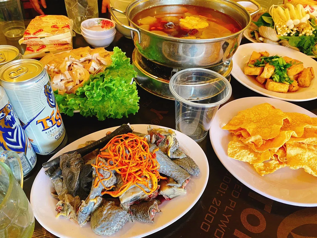 B&agrave;n ăn với nhiều m&oacute;n nấm, lẩu v&agrave; m&oacute;n ăn tại qu&aacute;n Nấm Nh&agrave; L&agrave;nh Măng Đen