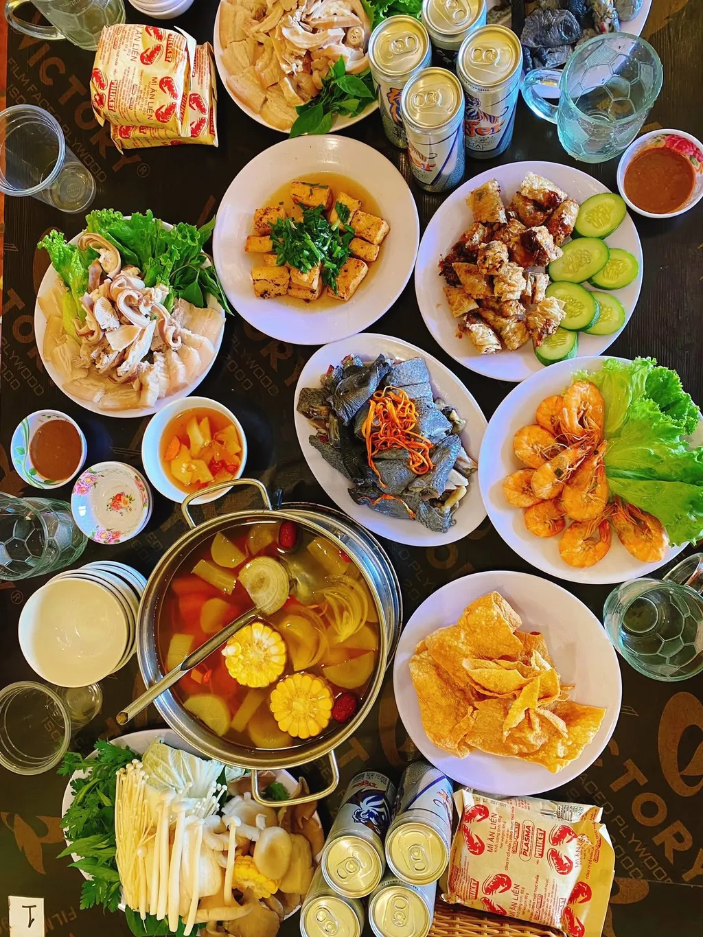Nhiều m&oacute;n ăn được dọn tr&ecirc;n b&agrave;n tại Nấm Nh&agrave; L&agrave;nh Măng Đen