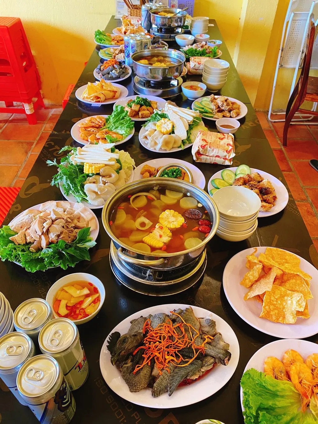M&acirc;m m&oacute;n ăn nhiều đĩa tại qu&aacute;n Nấm Nh&agrave; L&agrave;nh Măng Đen