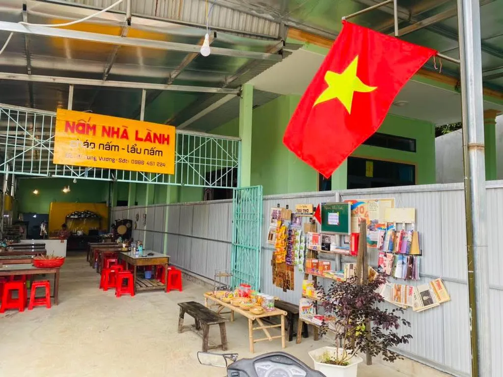 Mặt trước qu&aacute;n Nấm Nh&agrave; L&agrave;nh Măng Đen nh&igrave;n từ b&ecirc;n ngo&agrave;i
