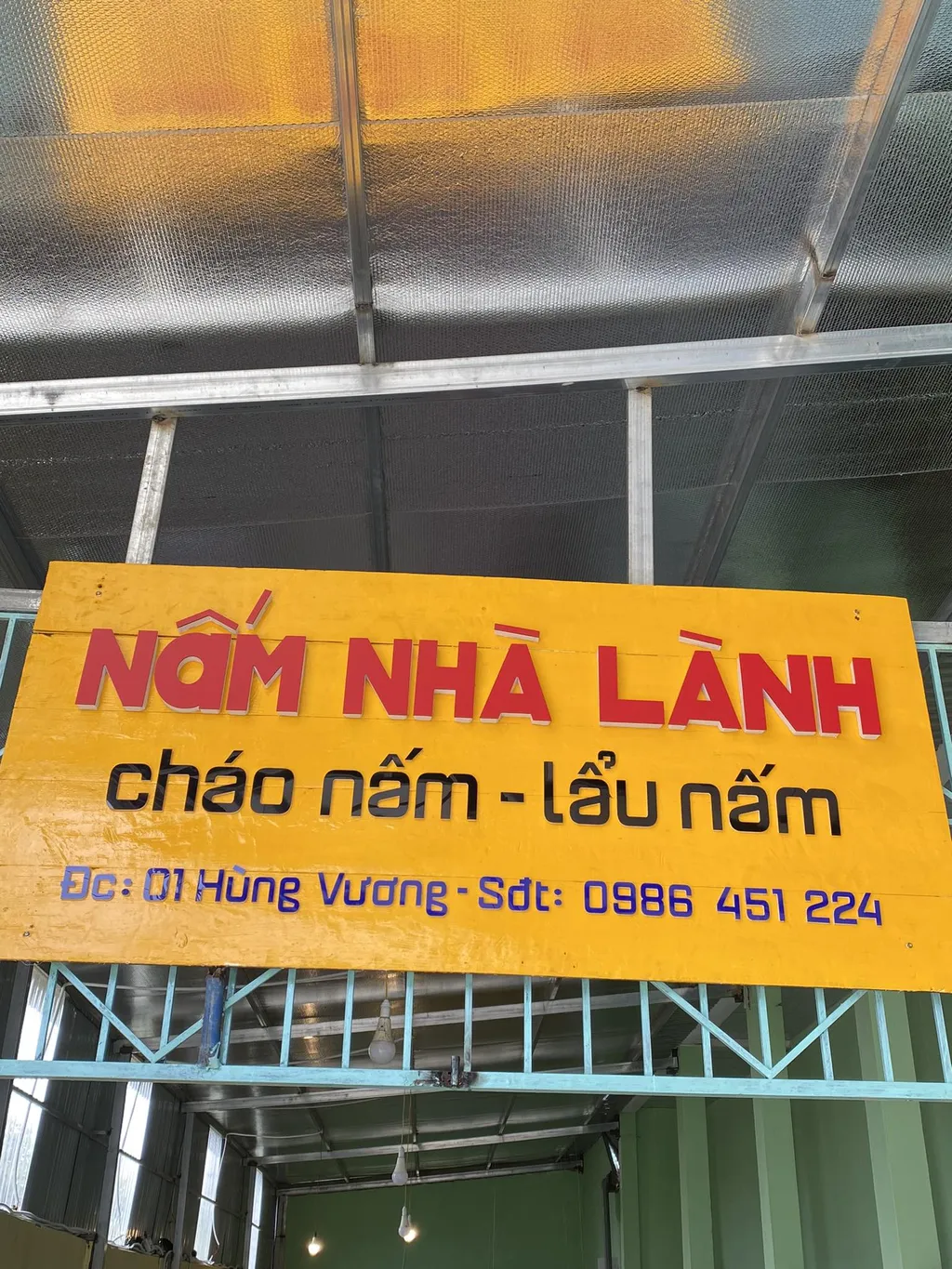 Biển ch&agrave;o mừng trước qu&aacute;n Nấm Nh&agrave; L&agrave;nh Măng Đen với c&acirc;u chữ gần gũi