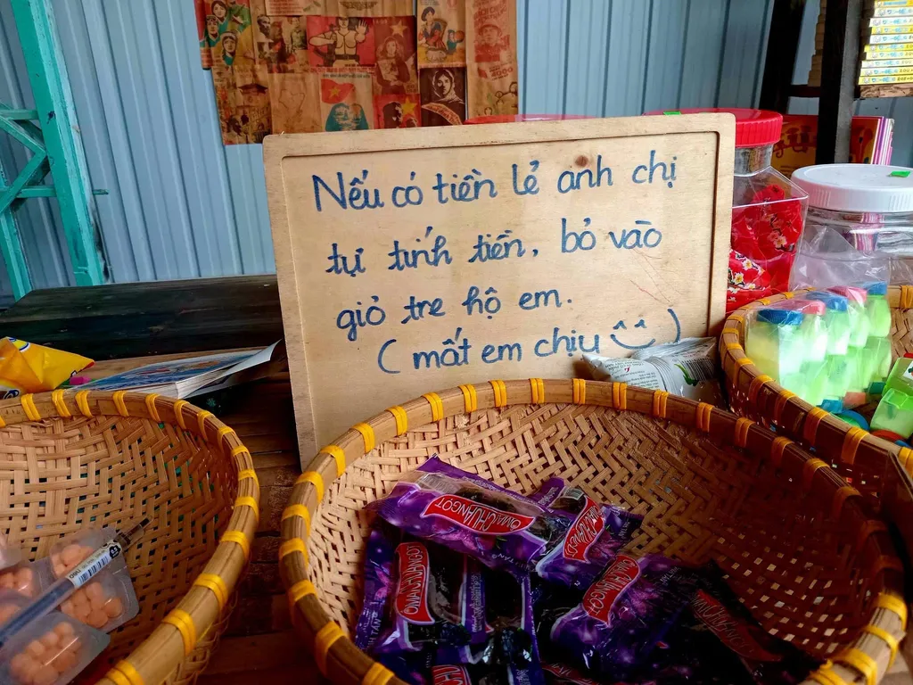 Chi tiết vật dụng v&agrave; biển viết tay tại Nấm Nh&agrave; L&agrave;nh Măng Đen