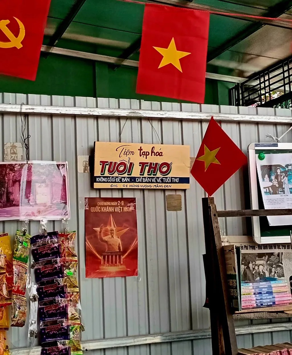 Một g&oacute;c trang tr&iacute; với cờ v&agrave; vật dụng nhỏ trong qu&aacute;n Nấm Nh&agrave; L&agrave;nh Măng Đen