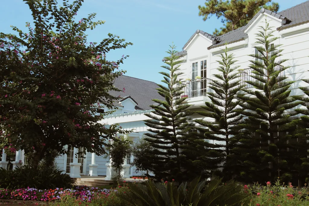 Không gian bên ngoài Golden Sun Hotel Măng Đen giữa cây xanh, gợi ý khách sạn đẹp ở Măng Đen cho cặp đôi và gia đình nhỏ