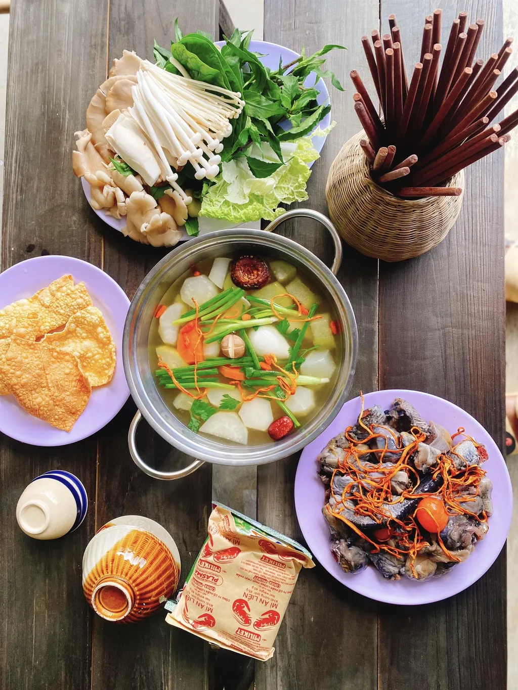 T&ocirc; ch&aacute;o nấm tại Nấm Nh&agrave; L&agrave;nh Măng Đen với t&ocirc;m, trứng v&agrave; c&aacute;c topping đi k&egrave;m
