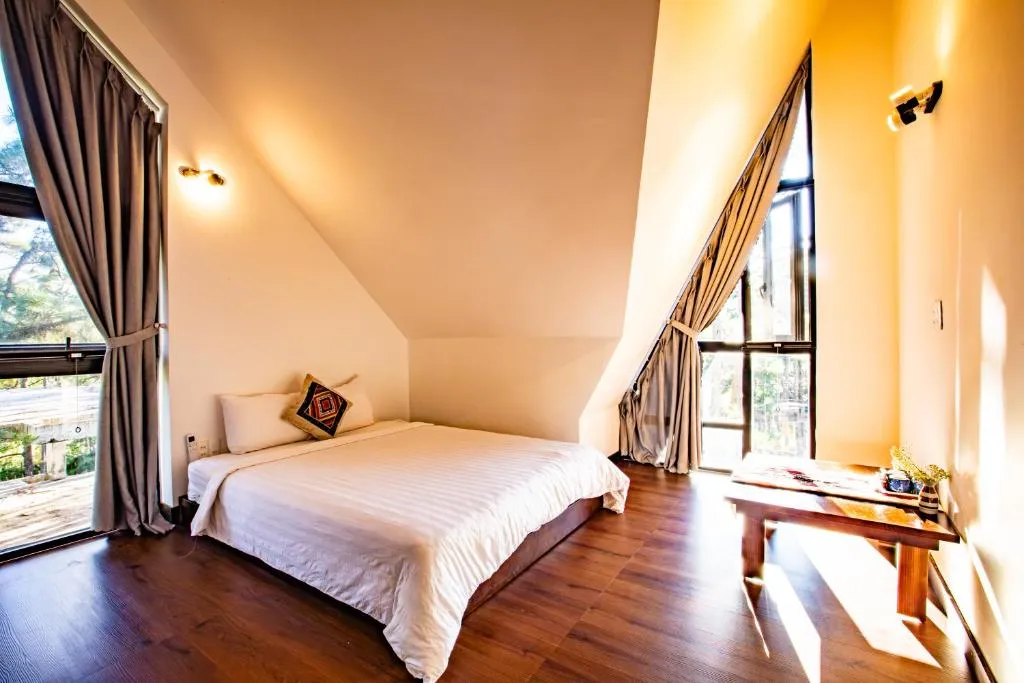 phòng áp mái đón nắng tại Casa Vanilla Măng Đen