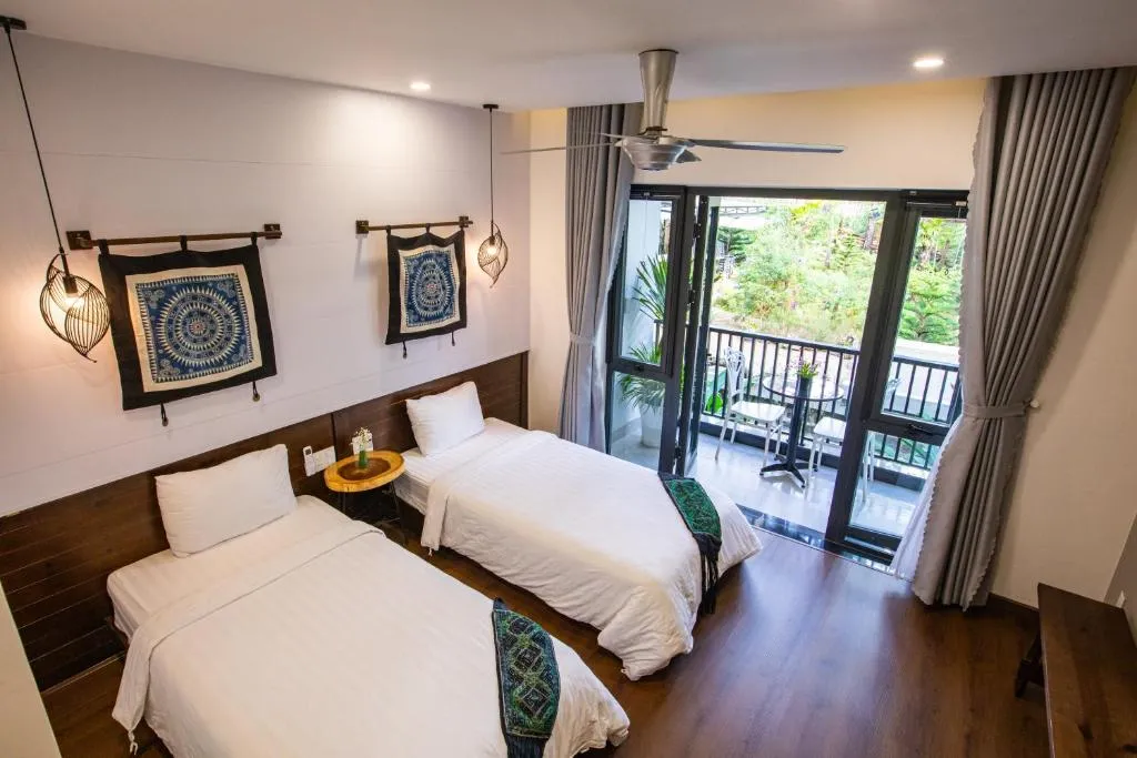 Phòng ngủ Casa Vanilla Măng Đen có hai giường, ban công và nội thất ấm cho nhóm bạn cần villa đẹp gần thiên nhiên